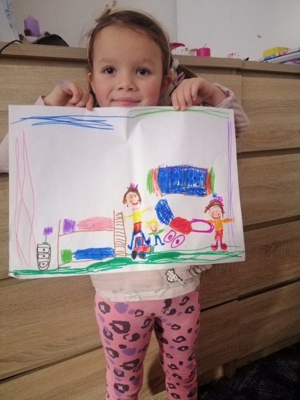holčička drží obrázek