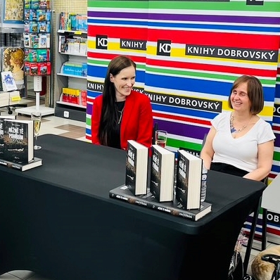 Momentka ze křtu knihy Něžně tě pohřbím